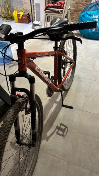 Bicicleta de montaña naranja