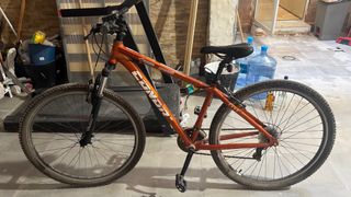 Bicicleta de montaña naranja