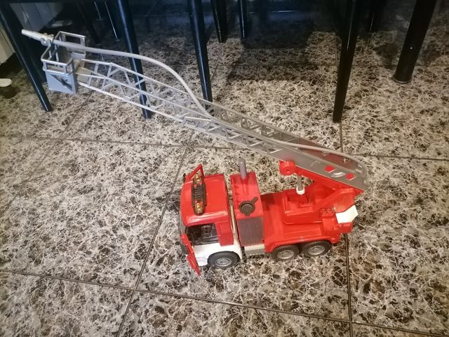 Camión de bomberos con luces y música