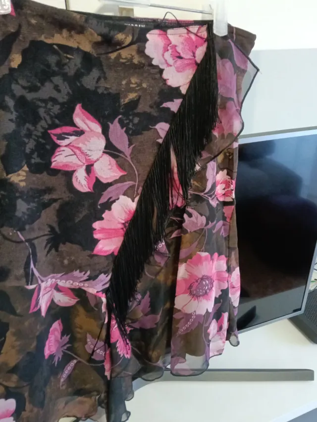 Falda floral con flecos