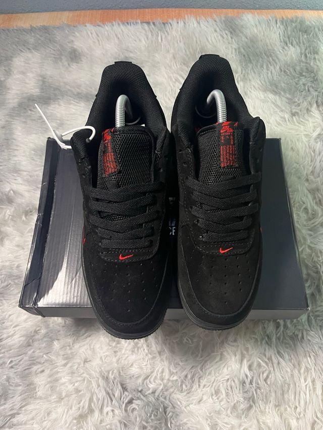 Nike Air Force 1 '07 LV8 Negro/Rojo