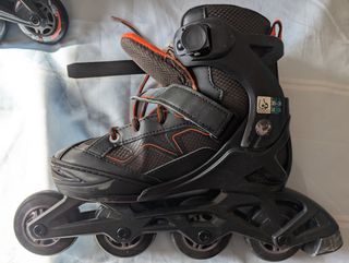 Patines en línea negros y naranjas