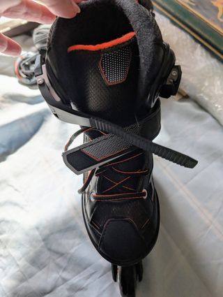 Patines en línea negros y naranjas