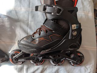 Patines en línea negros y naranjas