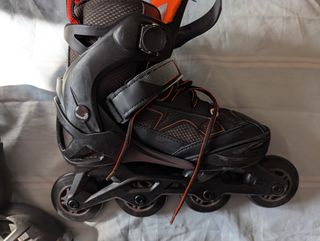 Patines en línea negros y naranjas