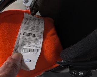 Patines en línea negros y naranjas