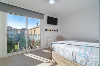 Casa adosada en venta en Pla de Sant Pere-Les Salines en Cubelles