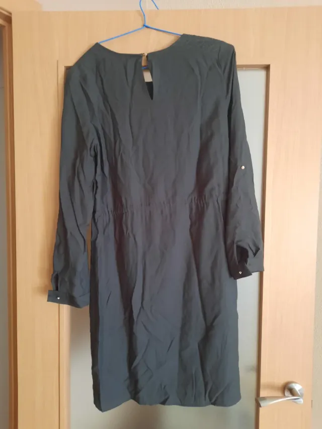 Vestido verde militar manga larga.impecable