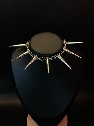 Collar artesanal con púas plateadas