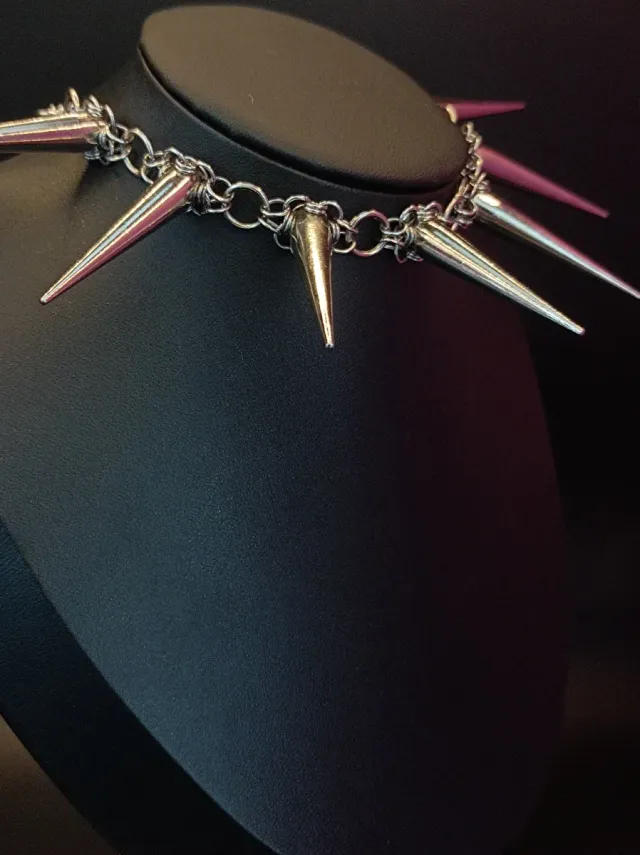 Collar artesanal con púas plateadas