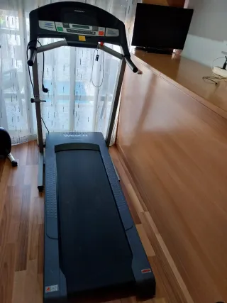 Bicicleta Estática Blanca y cinta correr weslo gym