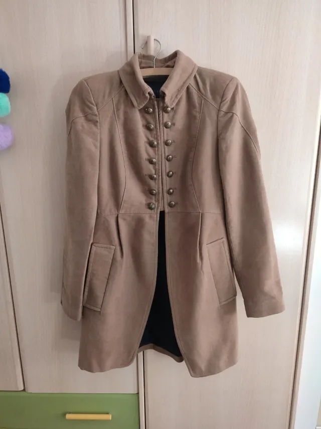 Abrigo camel estilo militar