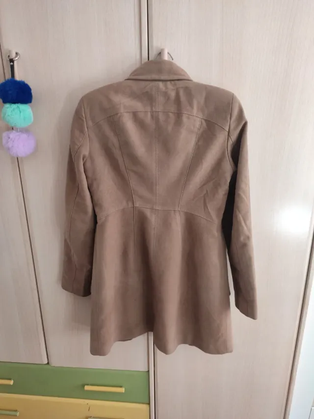 Abrigo camel estilo militar