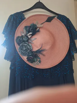 Pamela rosa y vestido azul