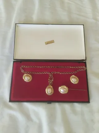 Juego broche, pendientes y alfiler