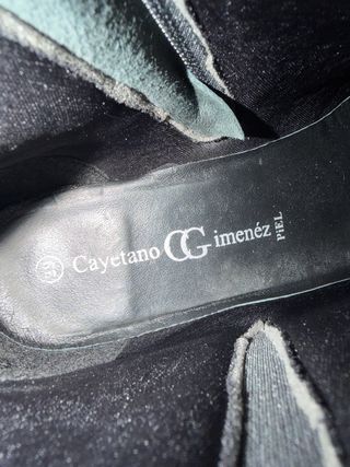 Botines negros con tachuelas