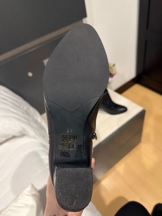 Botines negros con tachuelas