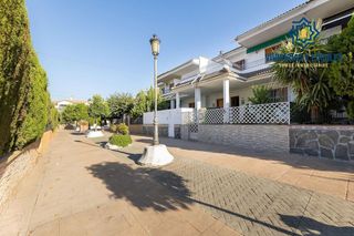 Casa adosada en venta en Atarfe