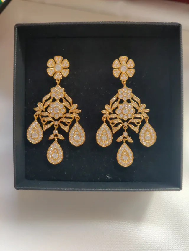 Pendientes dorados con cristales