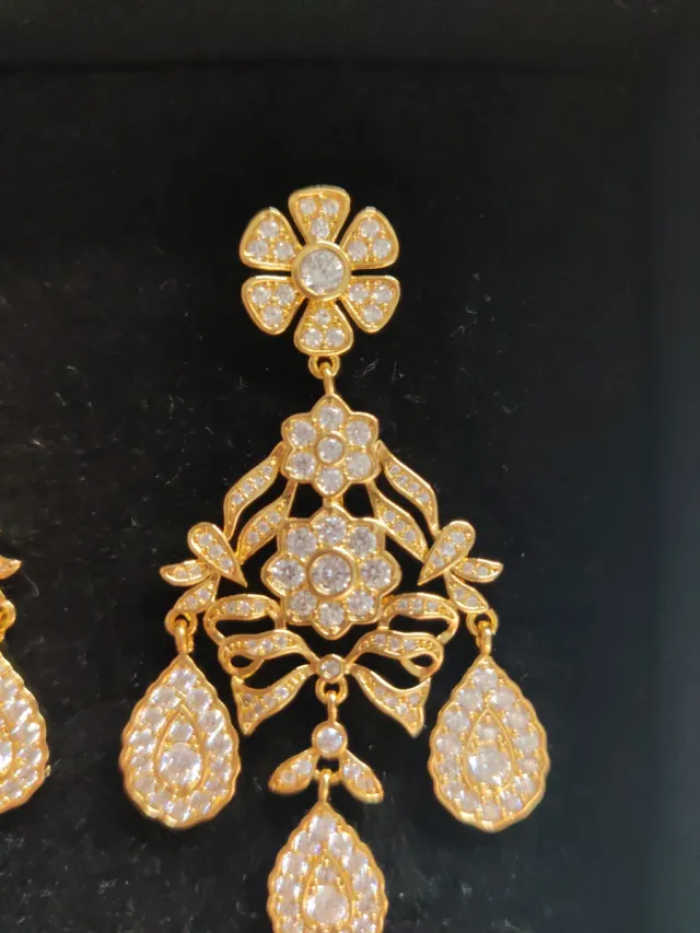 Pendientes dorados con cristales