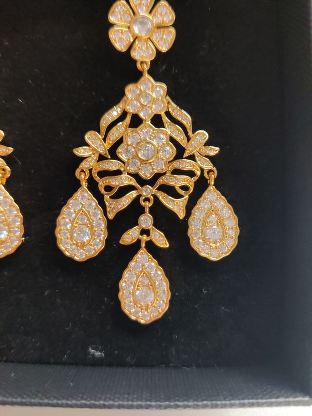 Pendientes dorados con cristales