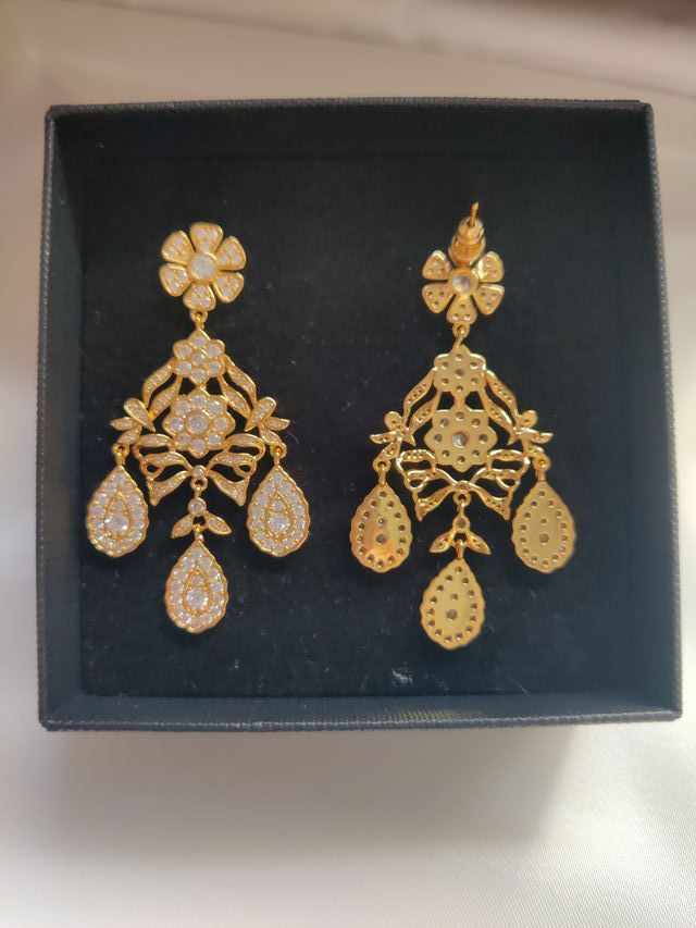 Pendientes dorados con cristales