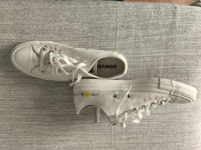 Zapatillas Converse bordadas T.39.5