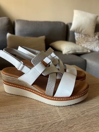 Sandalias cómodas blancas y plateadas