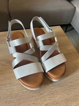 Sandalias cómodas blancas y plateadas