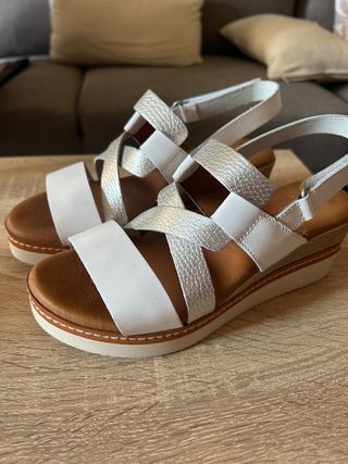 Sandalias cómodas blancas y plateadas