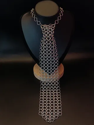 Corbata de malla metálica plateada