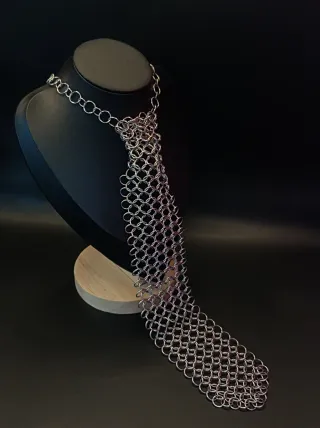 Corbata de malla metálica plateada