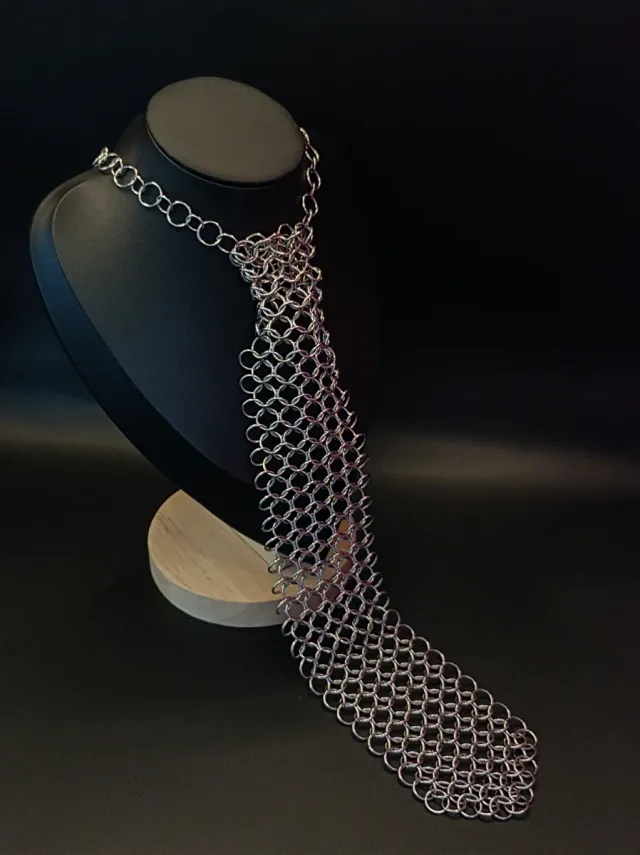 Corbata de malla metálica plateada