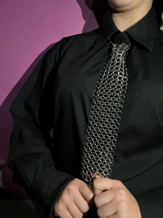 Corbata de malla metálica plateada