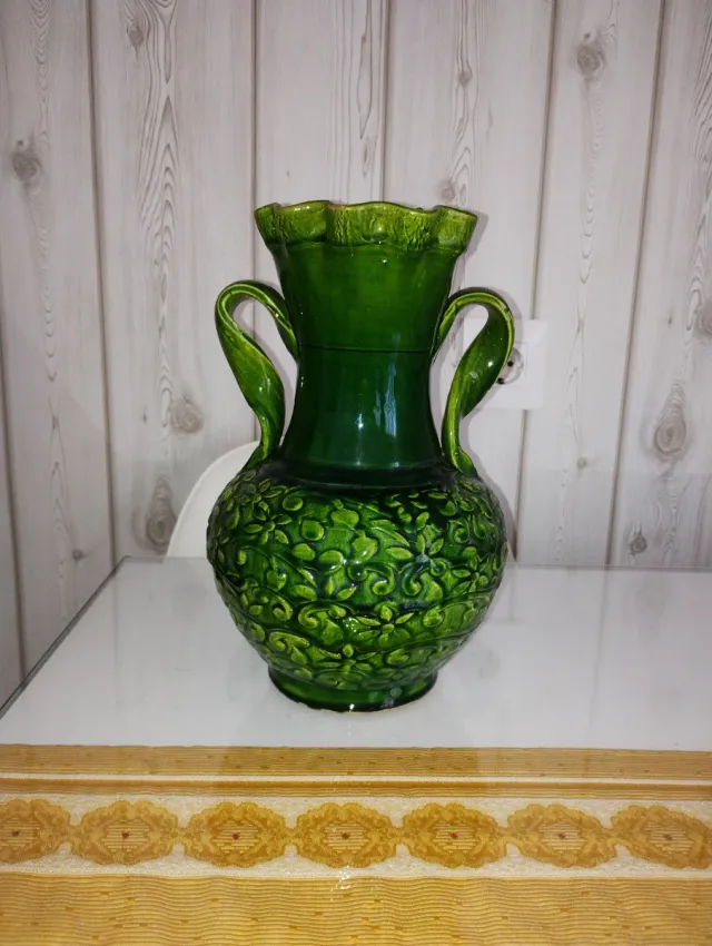 Vasija de barro verde con asas