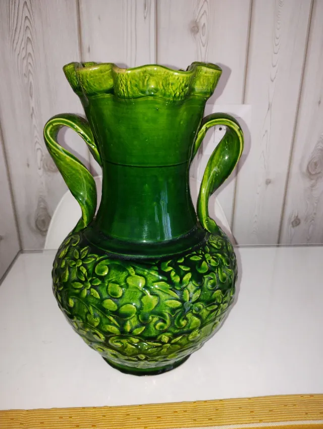 Vasija de barro verde con asas