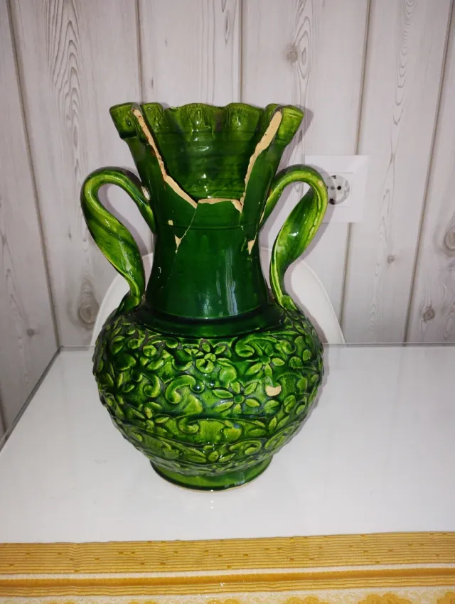 Vasija de barro verde con asas