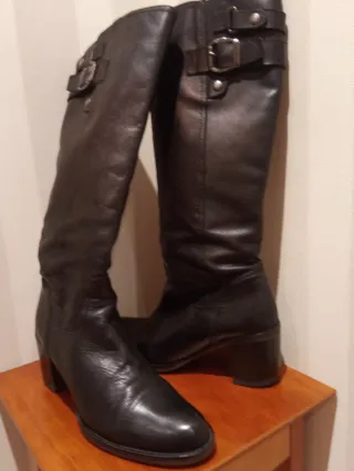 Botas altas de piel negras