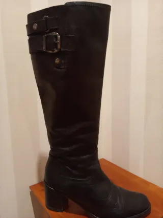 Botas altas de piel negras