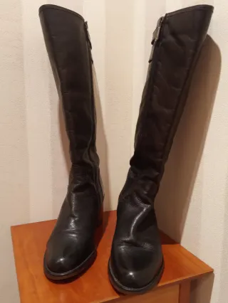 Botas altas de piel negras