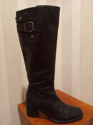 Botas altas de piel negras