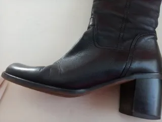 Botas altas de piel negras