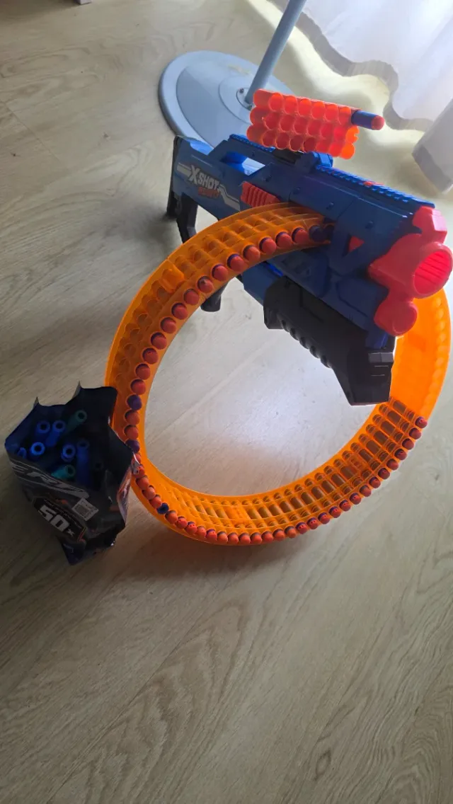 Pistola X-Shot con cargador circular