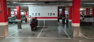 Alquilo plaza de garaje para coche o moto.