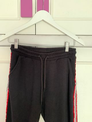 Pantalones deportivos negros con rayas