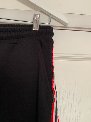 Pantalones deportivos negros con rayas