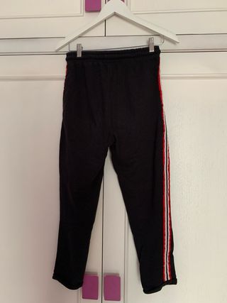 Pantalones deportivos negros con rayas