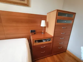 Dormitorio completo: cabezal, mesitas y sinfonier