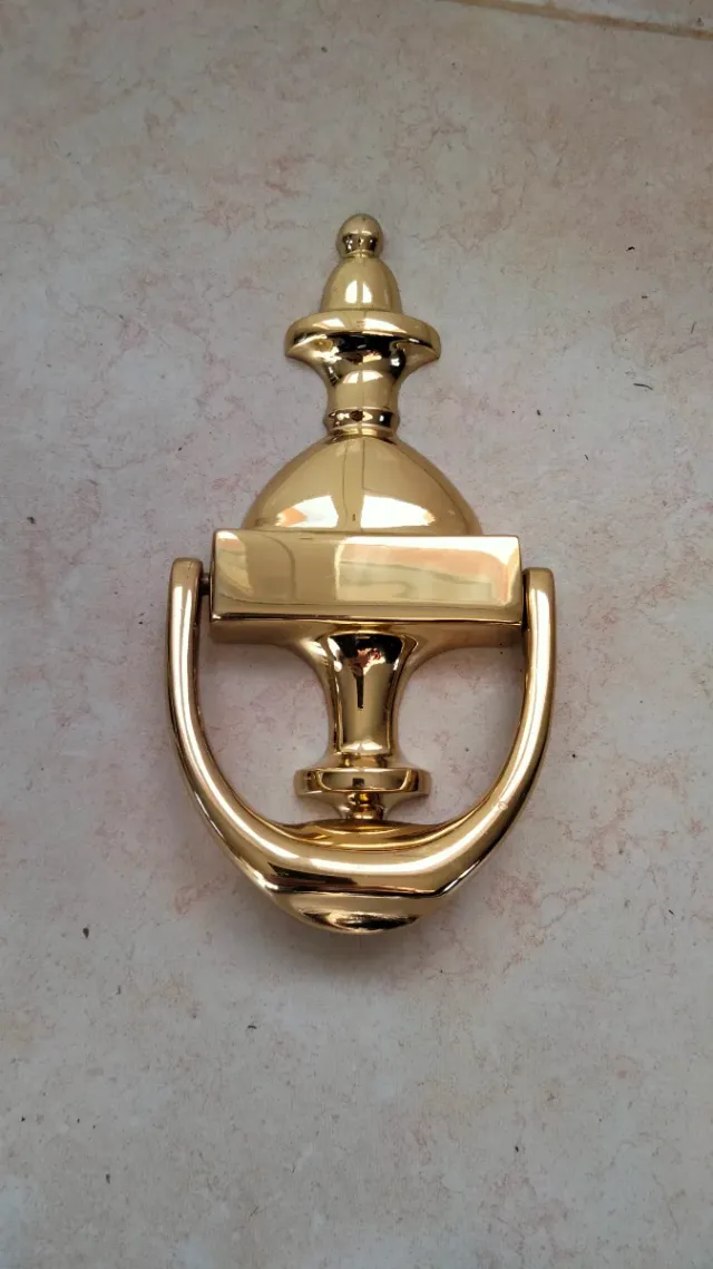 Llamador de puerta de latón