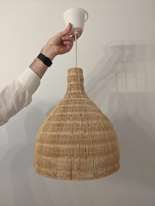 Lámpara colgante de ratán tejida.